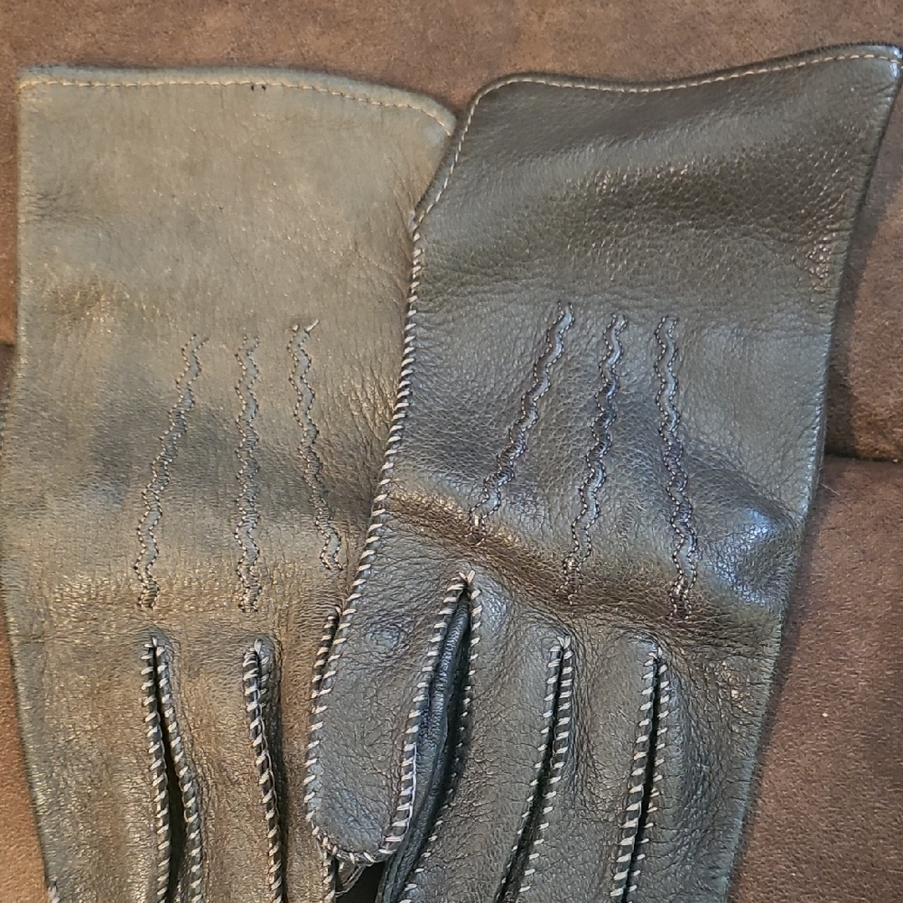 Elegant Black Leather Gloves